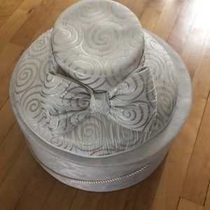 Women’s hat (made in England) w/hat box included!